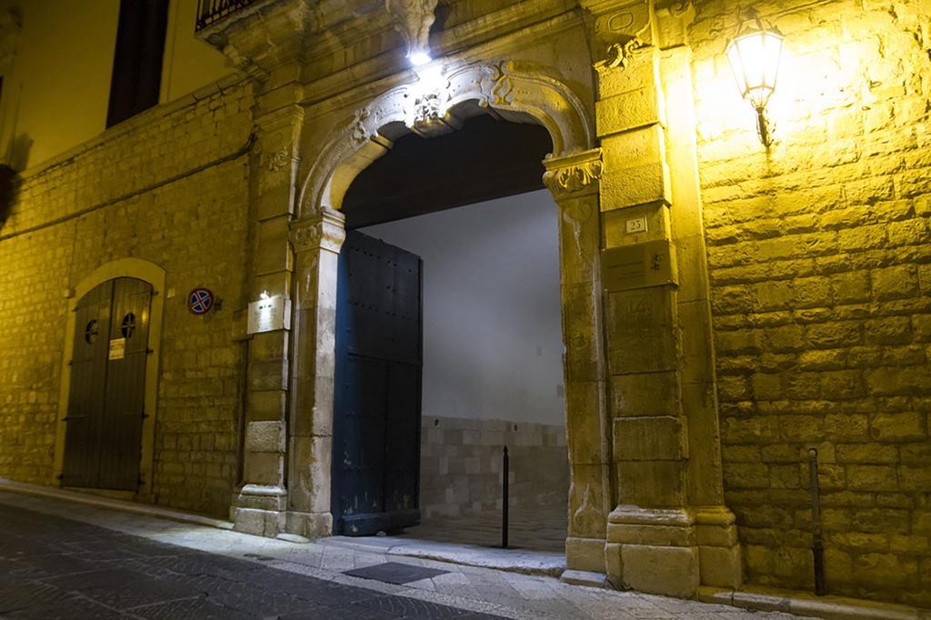 Palazzo Bianchi Domus Holidays Trani Exteriör bild