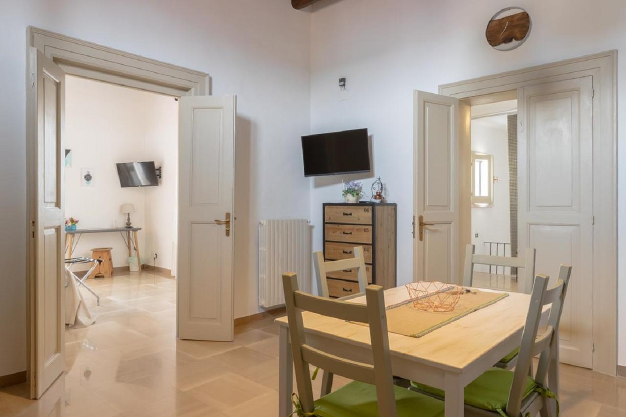 Palazzo Bianchi Domus Holidays Trani Exteriör bild
